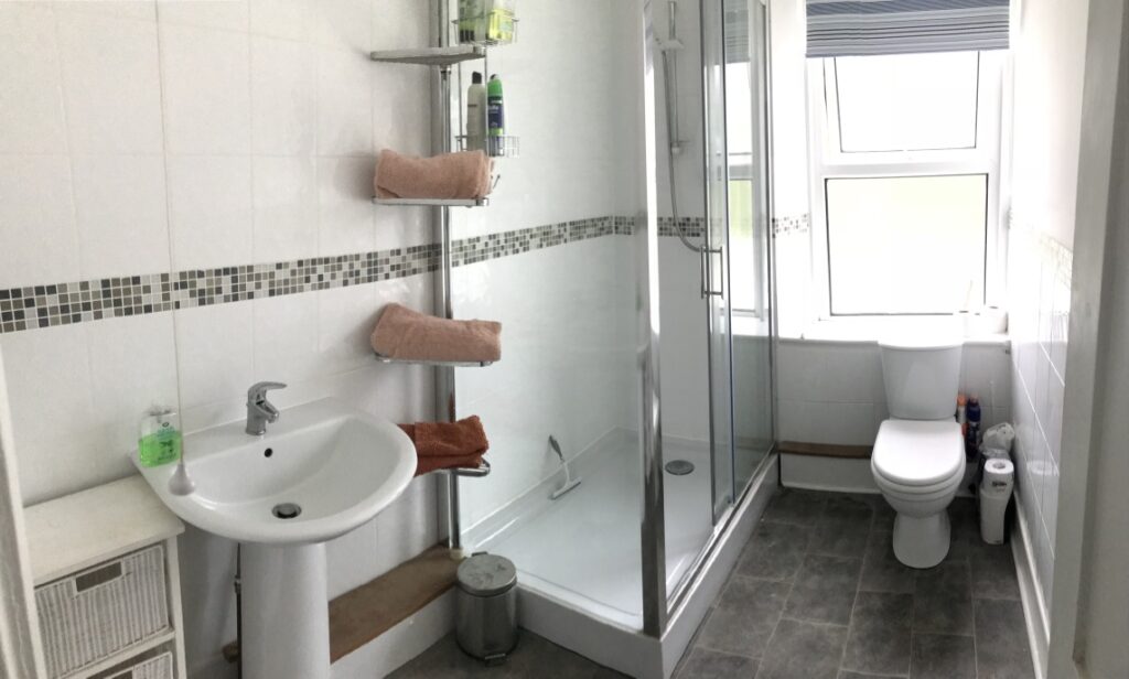 Coastguard Cottage, Mevagissey - Large family bathroom