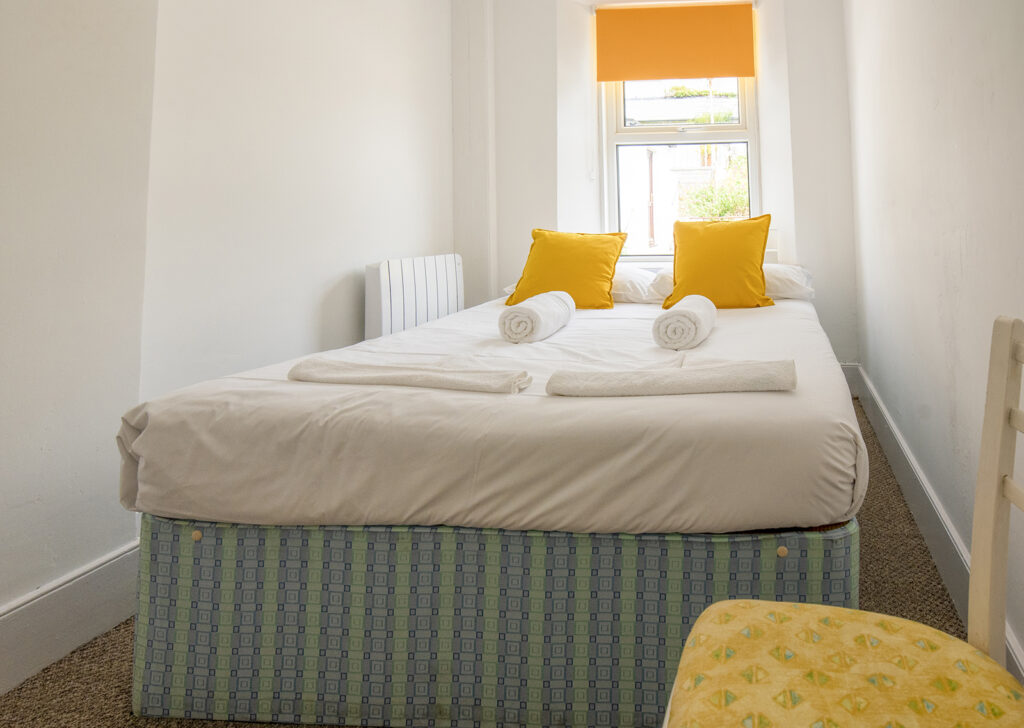 Coastguards View, Mevagissey - Bedroom 4 - compact room with double bed and view over garden